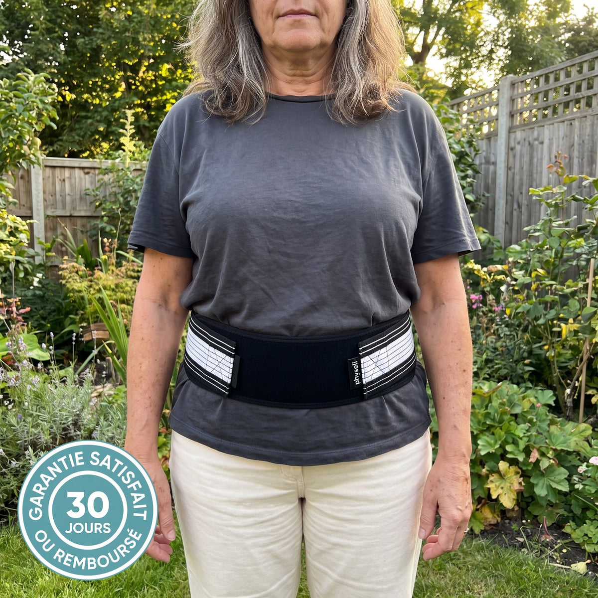 Femme portant la ceinture LombaCore sur les hanches