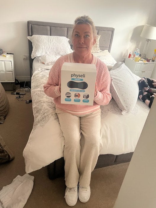 Cliente assise sur son lit avec la boîte Théralis