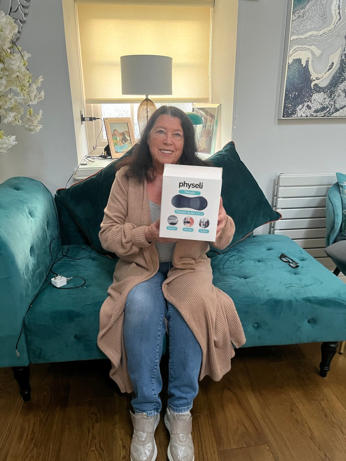 Cliente assise dans son salon avec la boîte Théralis